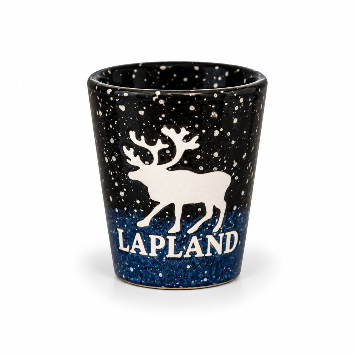 Blått och svart shotglas i keramik med motiv av en ren och texten "LAPLAND".