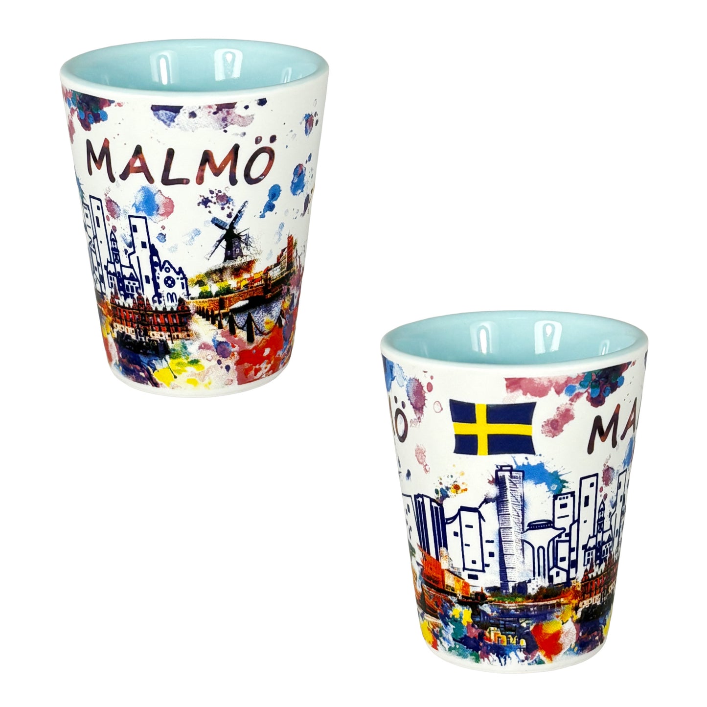Shotglas med ljusblå insida, visat från två vinklar för att visa hela det färgstarka Malmömotivet.