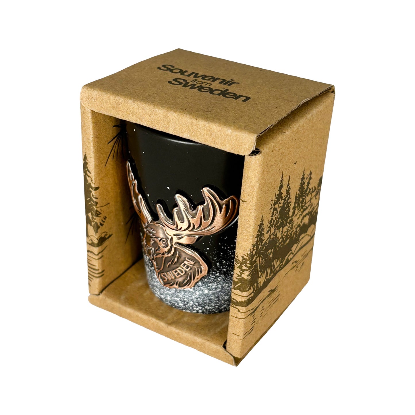 Svart shotglas i brun pappförpackning med mörkbrunt skogsmotiv och texten "Souvenir from Sweden" på toppen.
