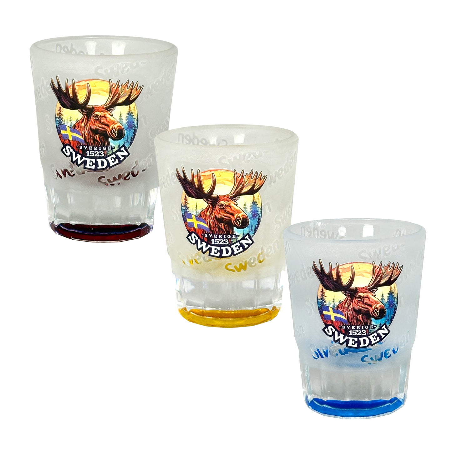Tre frostade shotglas med älghuvud och texten "Sweden" – ett med röd botten, ett med gul och ett med blå.