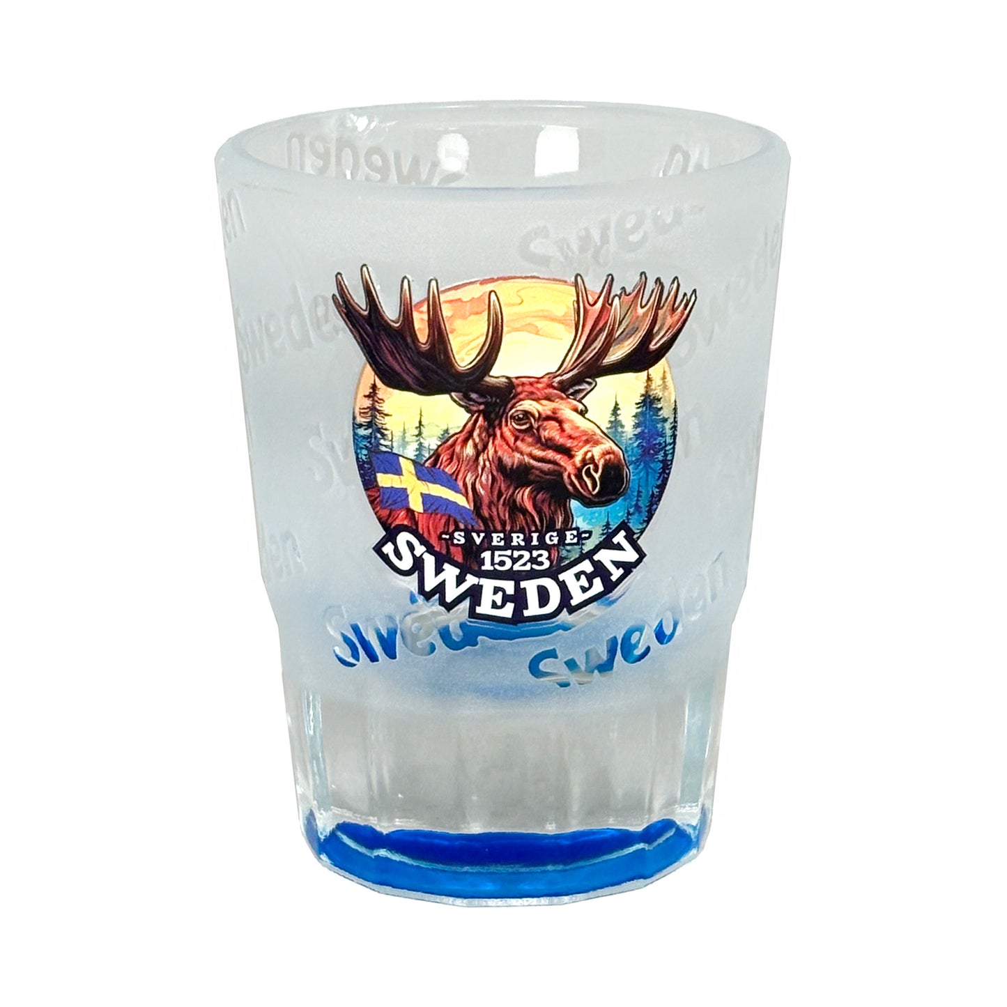 Frostat shotglas med blå botten, älghuvud och texten "Sweden" upprepade gånger runt om på glaset.