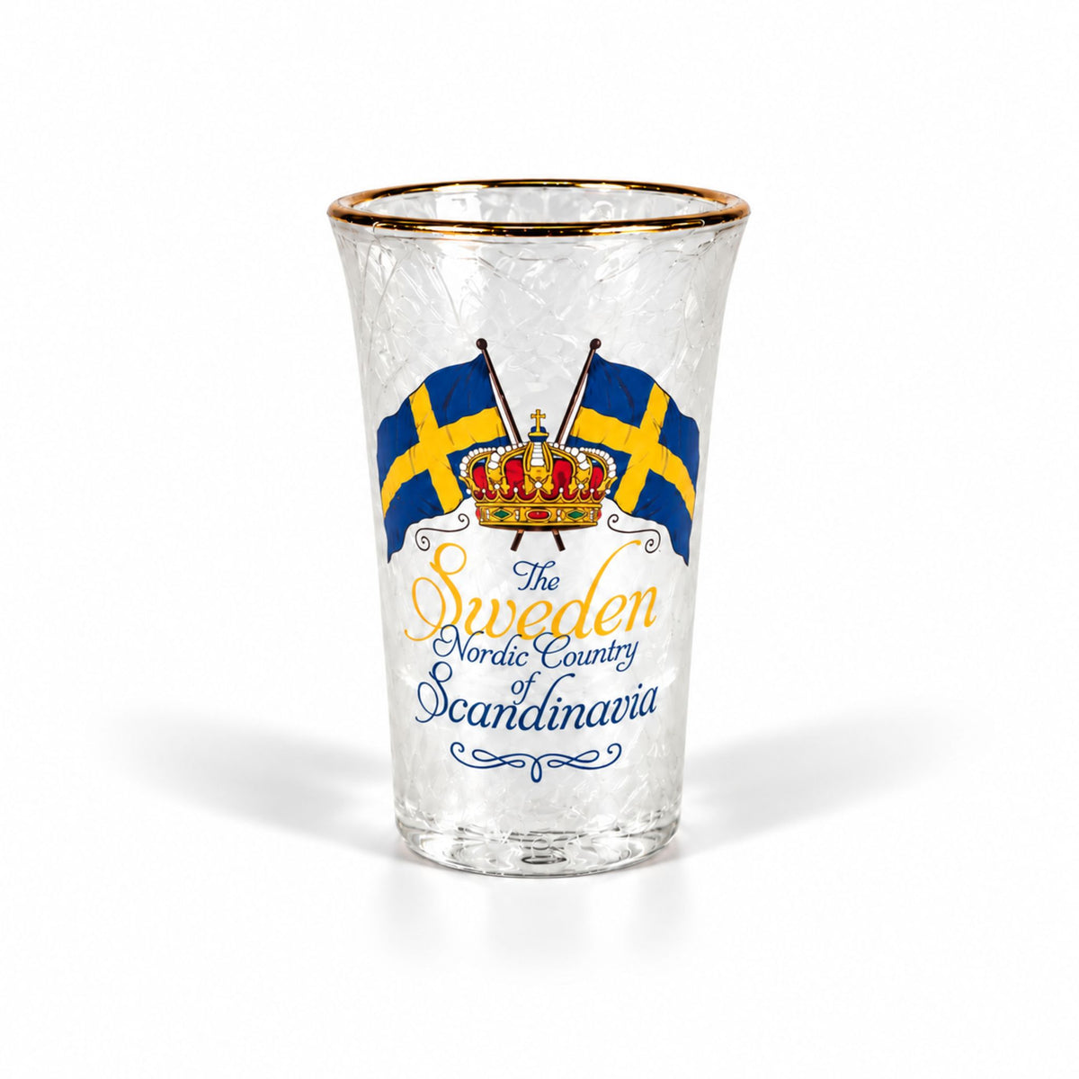 Frostat shotglas med guldkant, två korsade blågula flaggor, en krona och texten "Sweden – The Nordic Country of Scandinavia". Ett stilrent glas med kall och fräsch look.