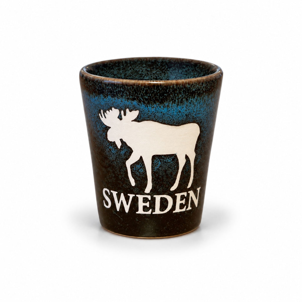 Rustikt blått shotglas med motiv av en älg och texten "Sweden", perfekt för att njuta av snaps eller shots med en svensk touch.