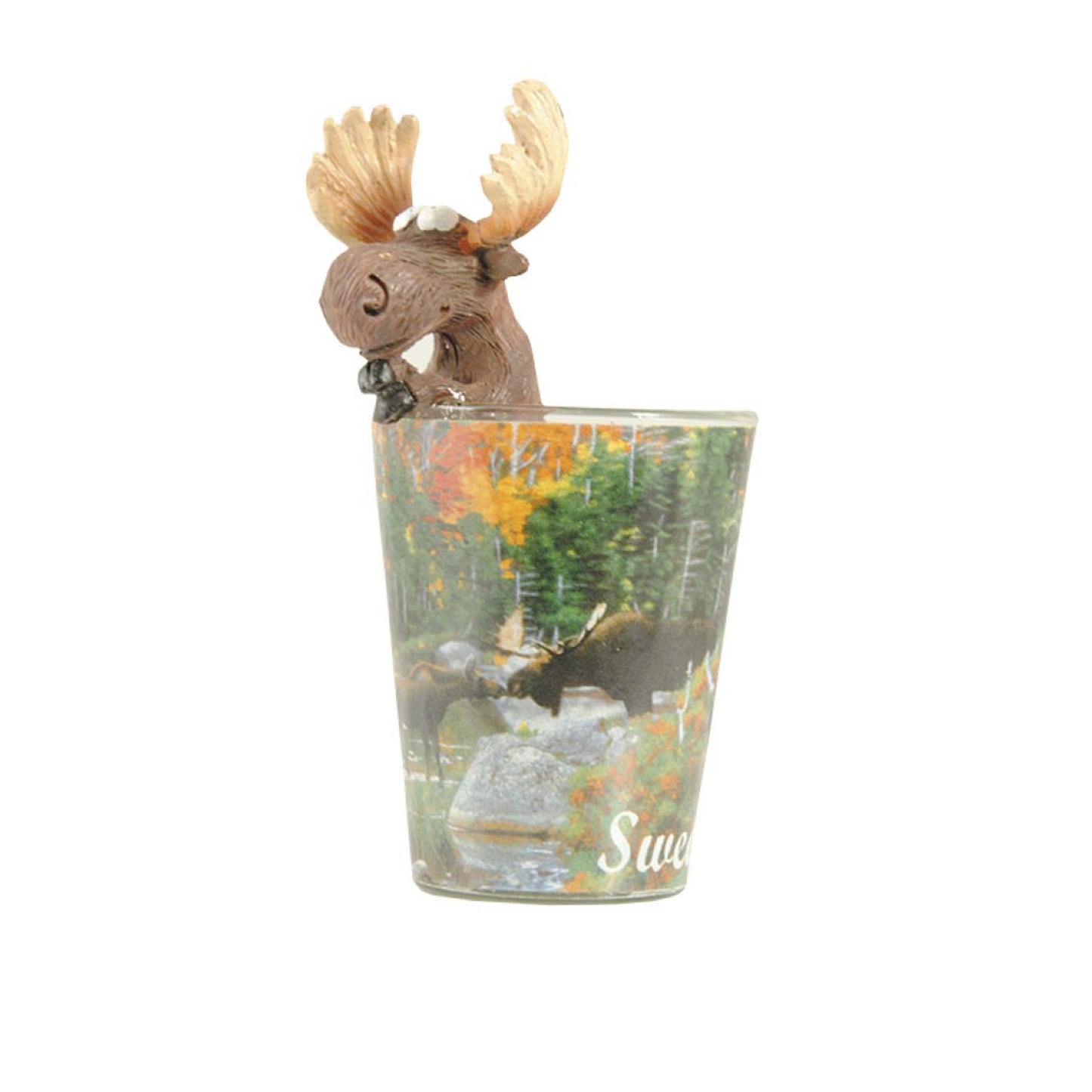 Souvenir shotglas med naturfoto av älgar runtom och en älgfigur i polyresin som tittar upp ur glaset – ett unikt och dekorativt glas på 9,5 cm.