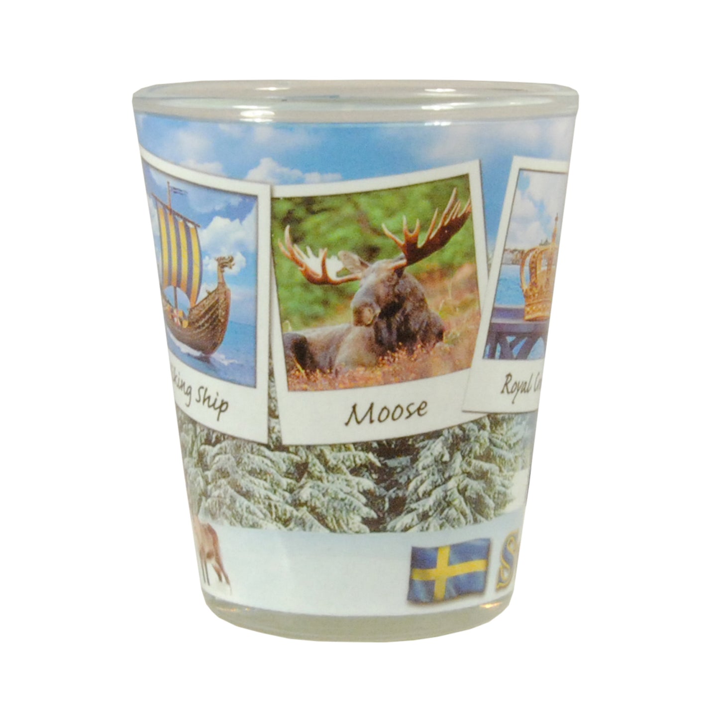 Shotglas med små polaroidliknande foton med svenska symboler, som älg, vikingaskepp och kungliga kronan. Bakom fotona skymtar vi ett snötäckt landskap. Vi skymtar också en svensk flagga och bokstaven S.