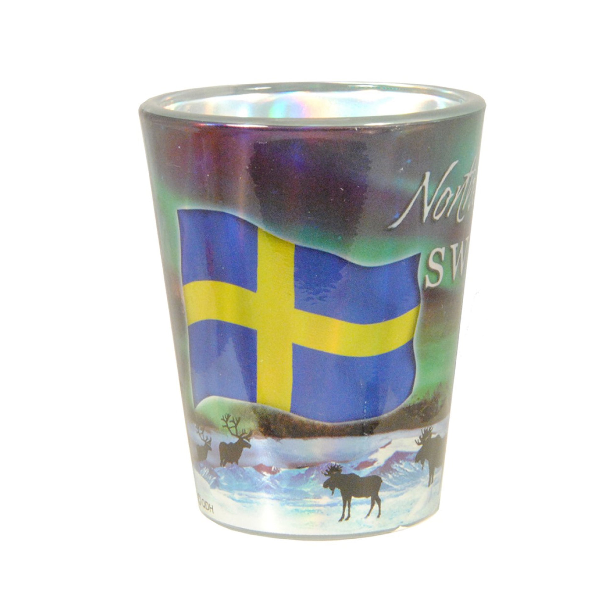 Shotglas med svenska flaggan, norrsken och siluetter av renar och älgar.