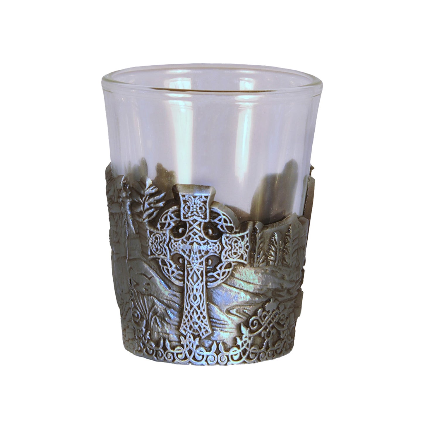 Shotsglas i glas med ett omslag i tennfärgad metall med vikingamotiv. Här syns ett keltiskt kors.