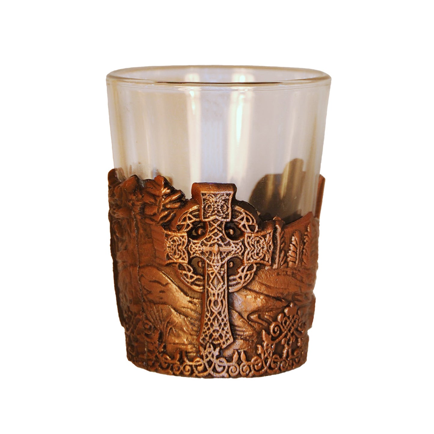 Shotsglas i glas med ett omslag i bronsfärgad metall med vikingamotiv. Här syns ett keltiskt kors.