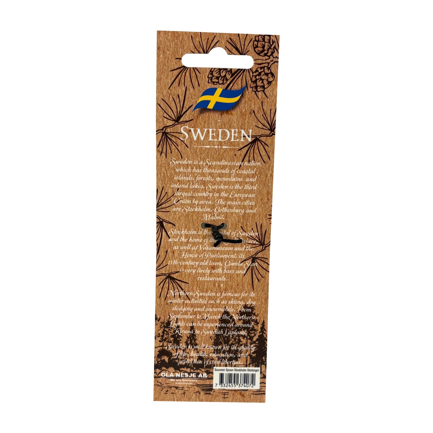 Baksidan av en ljusbrun hängetikett med text om Sverige i vitt.