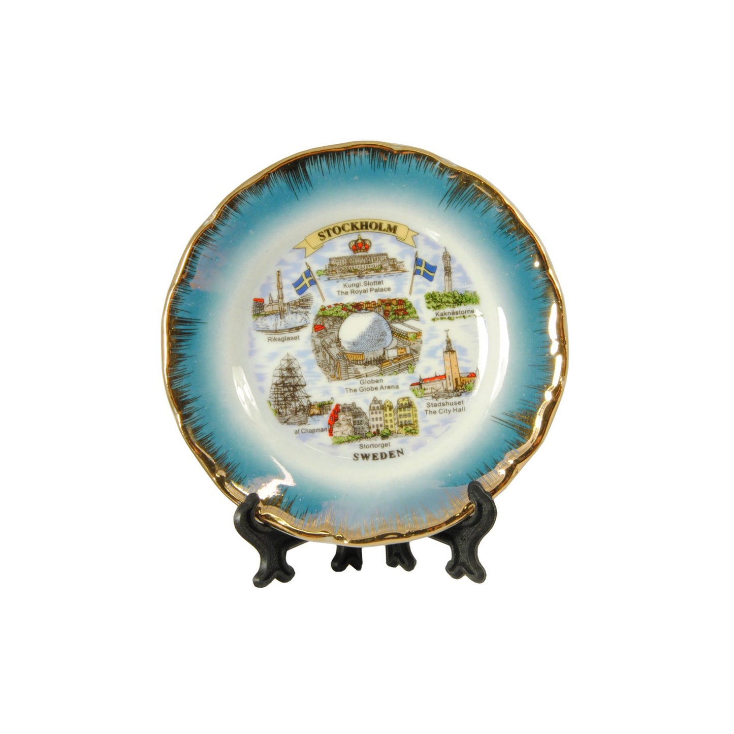 Mini souvenirtallrik i porslin med färgglad kant, motiv från Stockholm och texten "Stockholm Sweden", 11 cm i diameter. Levereras med hänge och bordsställ.