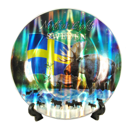 Souvenirtallrik Sverige Sweden Northern Lights 19 cm – med skinande tryck av norrsken, älg och ren i ett fjällandskap. En färgstark och stämningsfull souvenir med motiv ända ut i kanten.