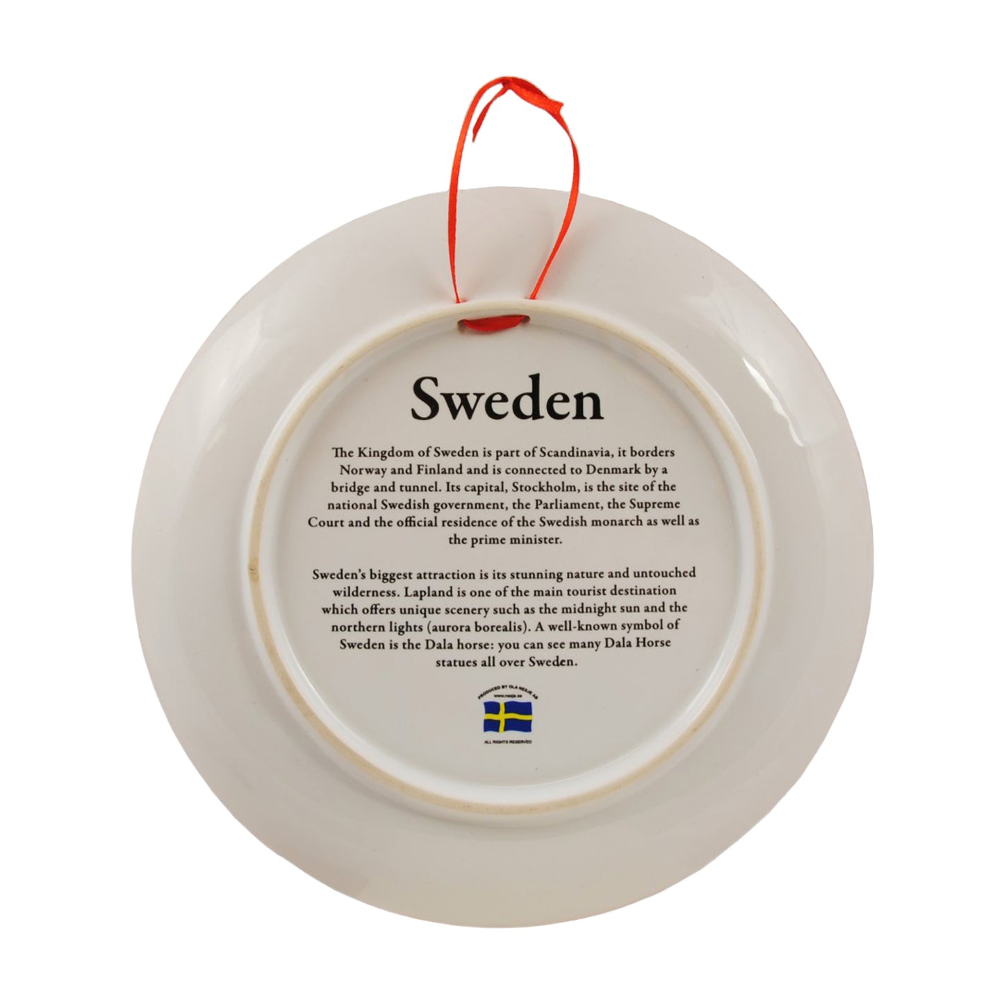 Baksidan av souvenirtallriken med text om Sveriges sevärdheter och unika upplevelser som midnattssolen. Texten är tryckt på tallrikens baksida.