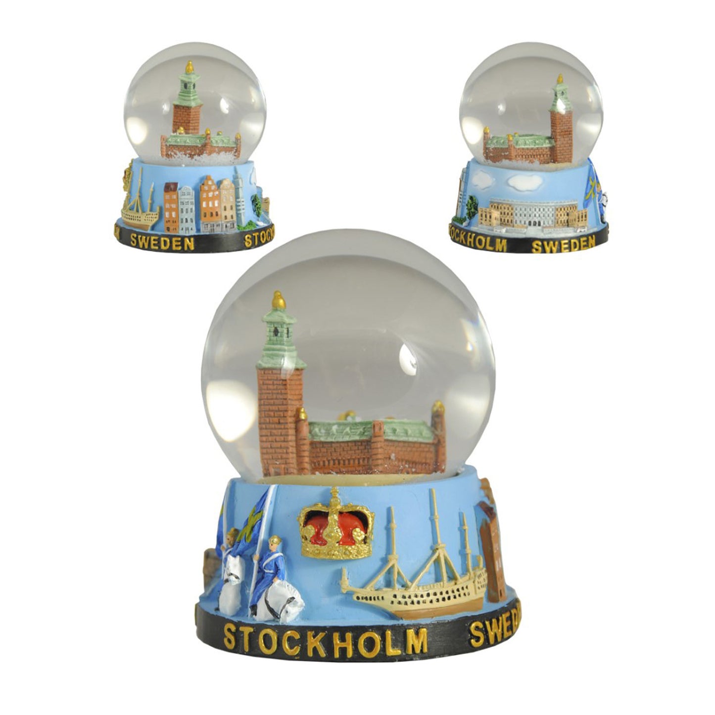 Stor vattenglob Stockholm 9 cm med snö, visar Stadshuset, Kungliga Slottet, Vaktparad, Vasaskeppet och Stortorget. Klassisk souvenir med detaljerat motiv. Bilden visar globen från tre olika vinklar.