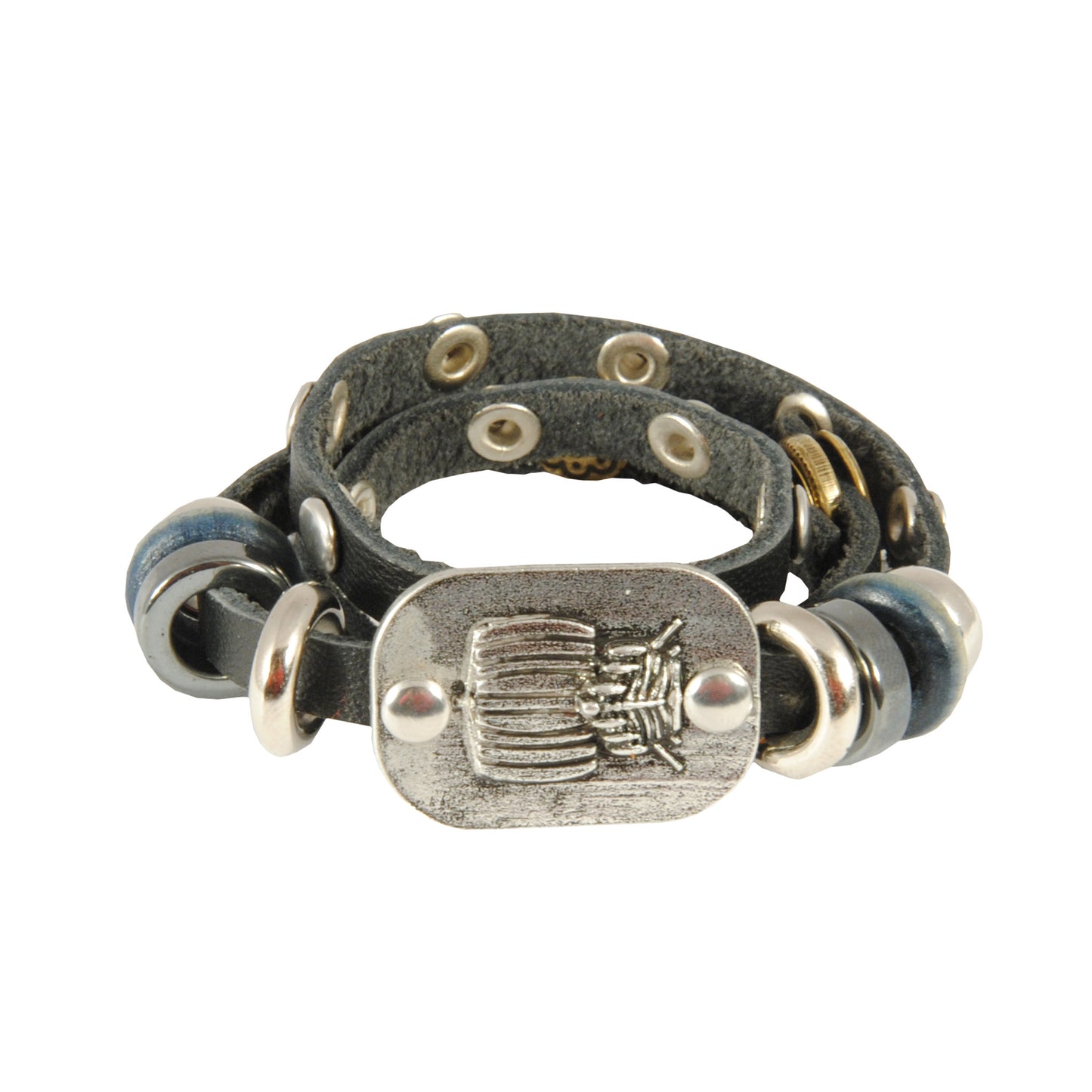 Svart läderarmband med en metallbricka prydd med stiliserat vikingaskepp – ett maffigt och tidlöst smycke som verkligen syns. Det här läderarmbandet har allt du kan önska!