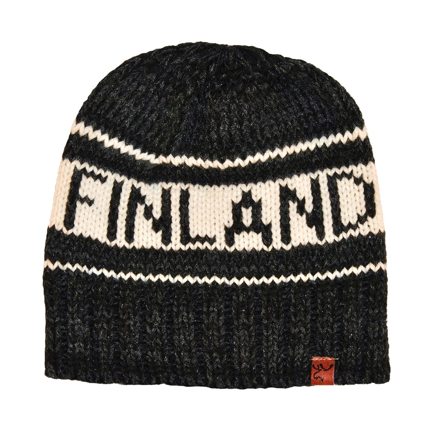 Svart stickad mössa med två tunna vita ränder och en bredare vit rand där texten "Finland" står i svart. Utrustad med lädermärke framtill – en tidlös modell som passar både unga och gamla.