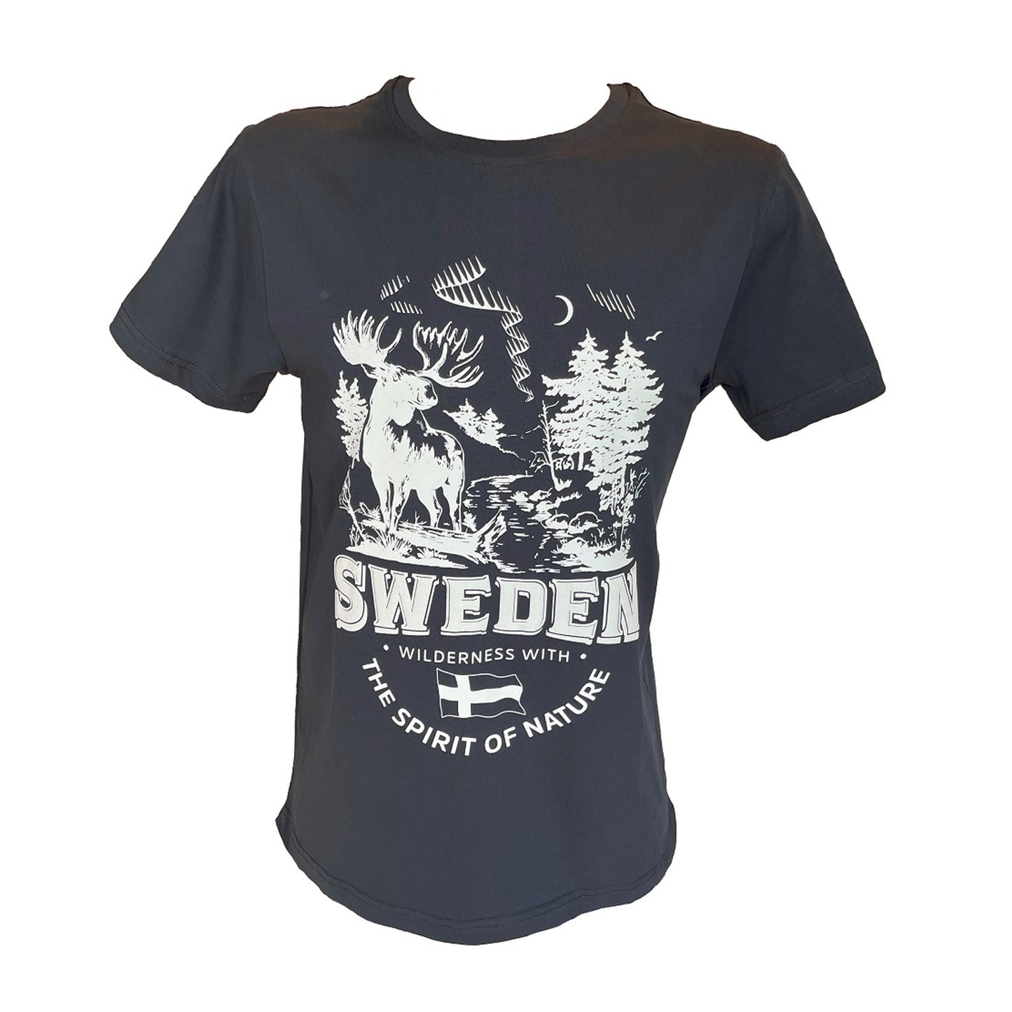 Mörkblå t-shirt med snyggt älgmotiv + texten "SWEDEN - WILDERNESS WITH - THE SPIRIT OF NATURE".