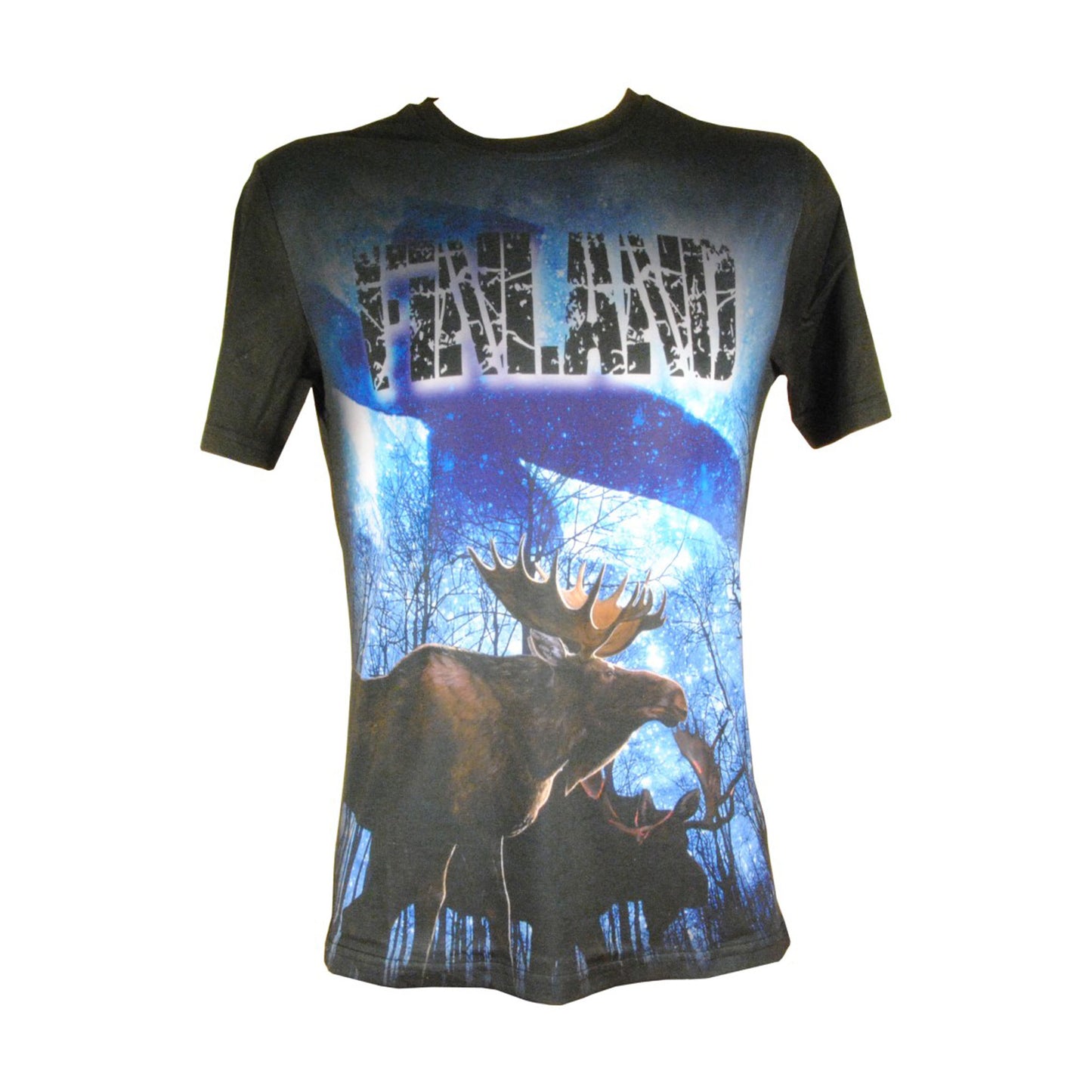 Svart T-shirt med älgmotiv och finska flaggan diskret i bakgrunden över hela framsidan.