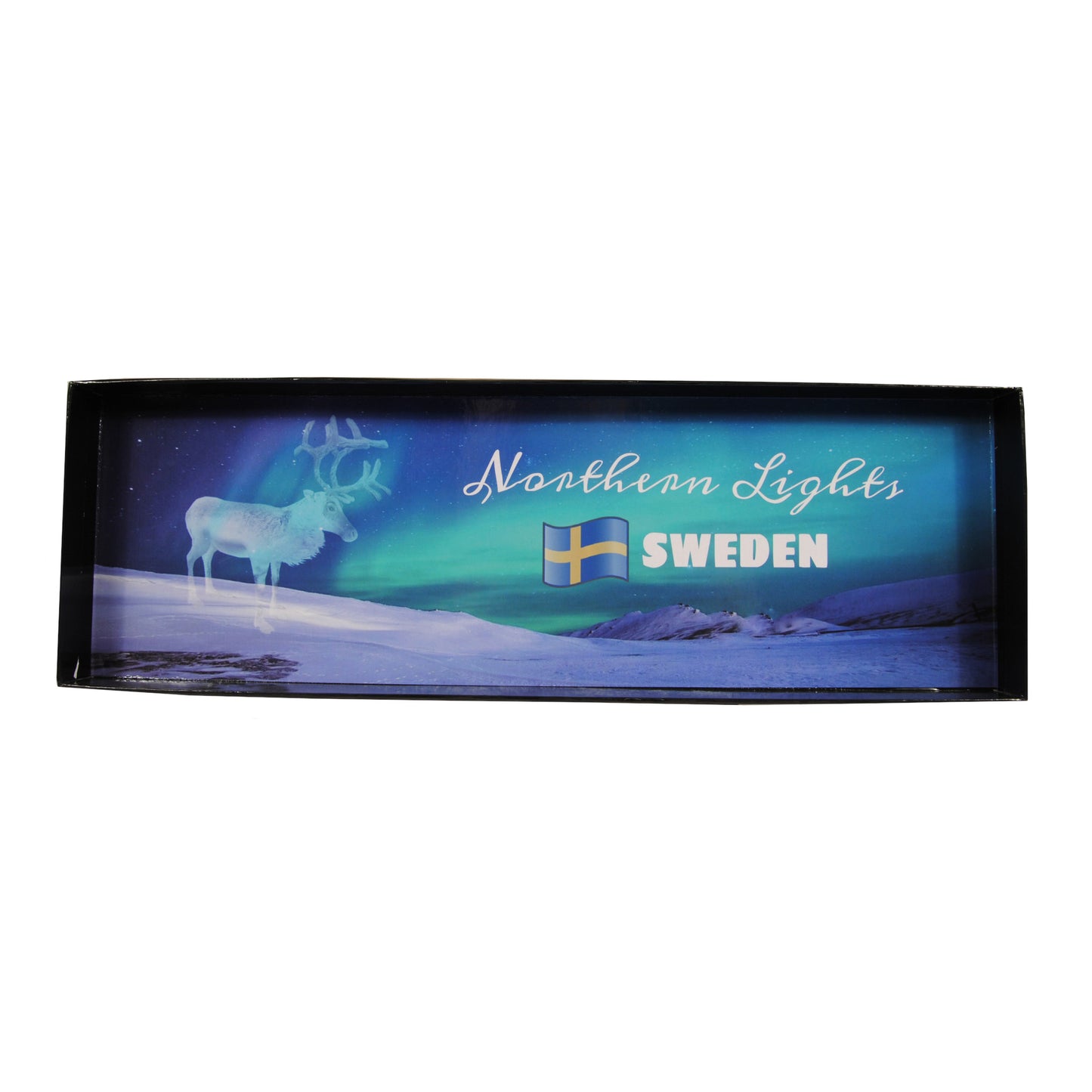 Insidan av presentaskens lock med norrskensmotiv, en ren, svensk flagga och texten 'Northern Lights Sweden'.