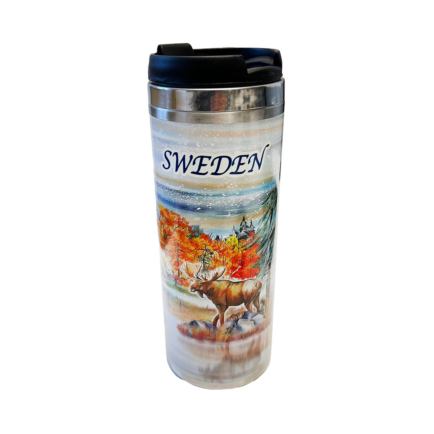 Termosmugg i rostfritt stål med svart lock, höstligt skogsmotiv, en älg och texten ”Sweden”. Praktisk modell som passar för både bilresor och friluftsdagar.