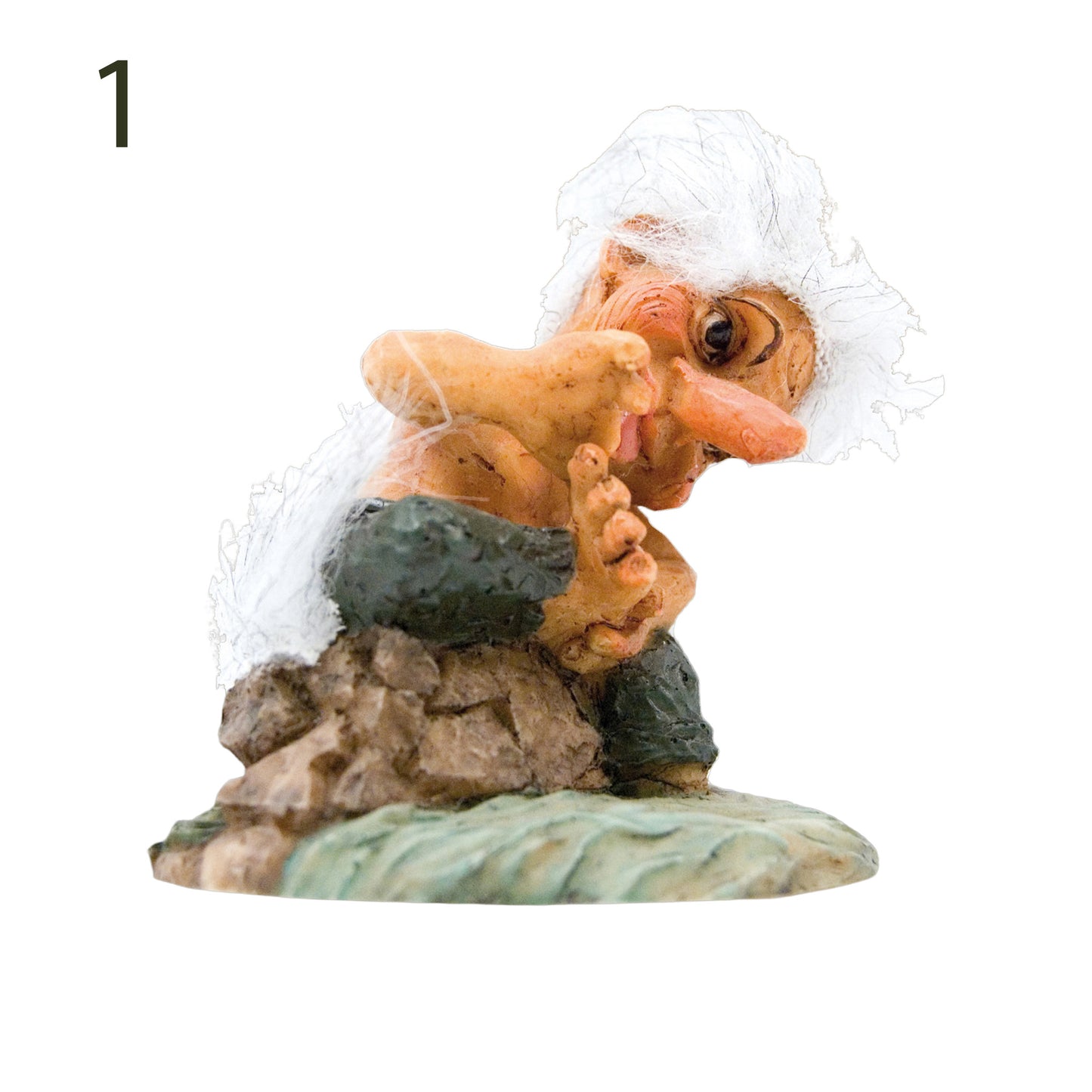 Trollfigur som sitter på en sten och lyfter ena foten för att titta under den.