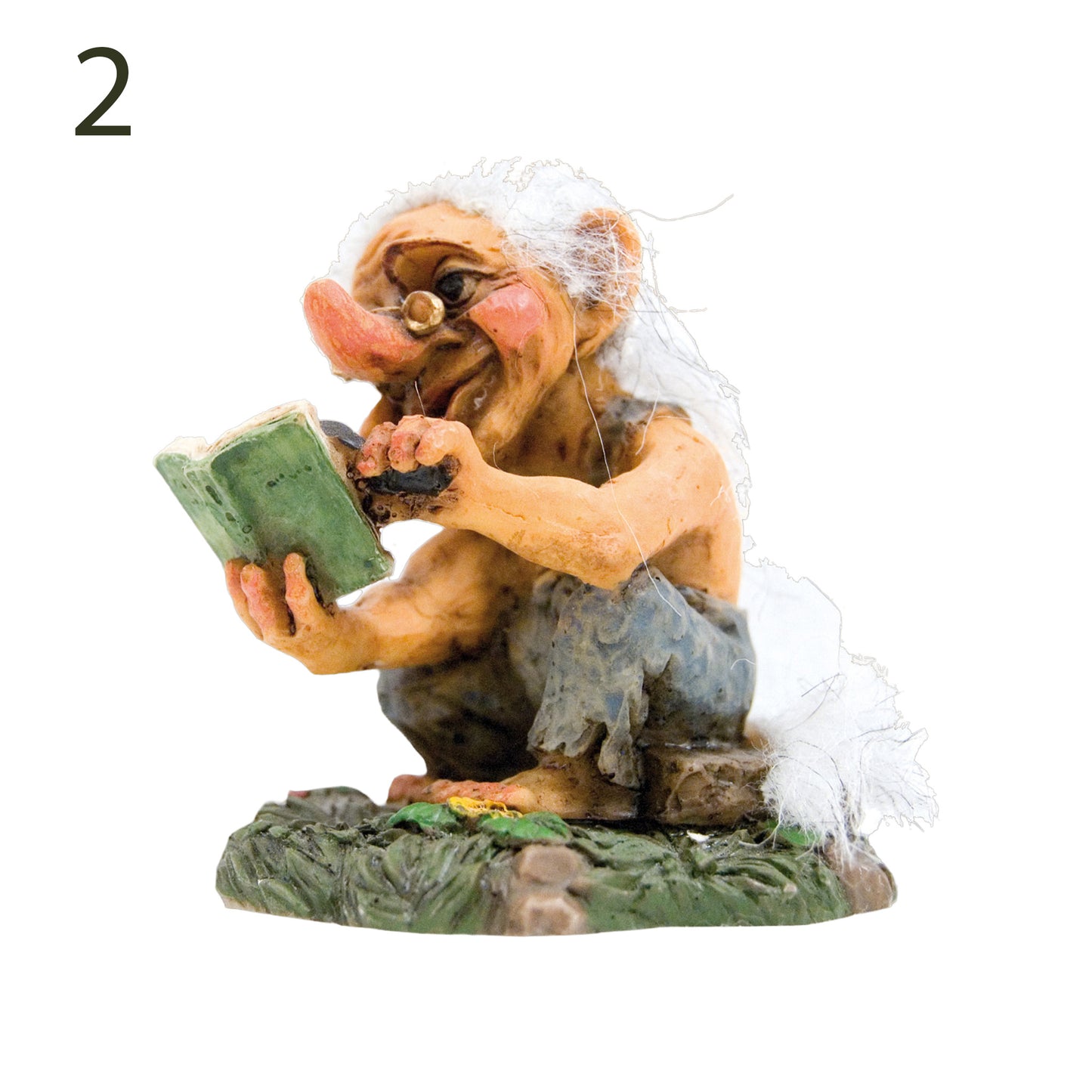 Trollfigur som sitter på en sten och läser med hjälp av ett förstoringsglas.