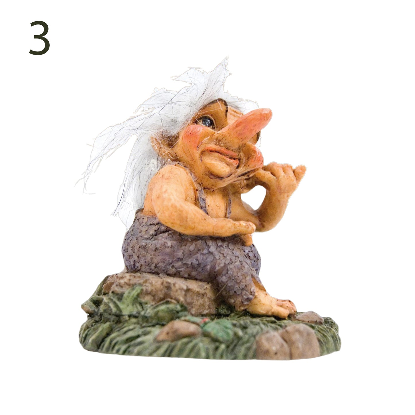 Trollfigur som sitter på en sten och ser fundersam ut, som om den filosoferar.