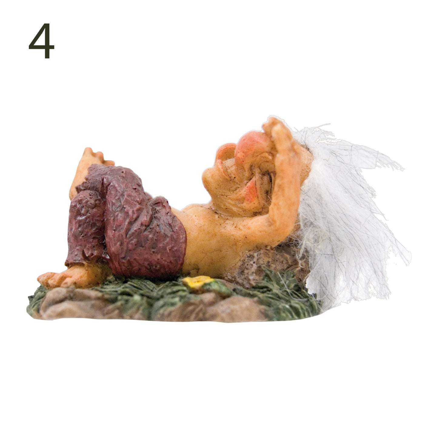 Trollfigur som ligger avslappnat på rygg med en sten som kudde och benen korsade.