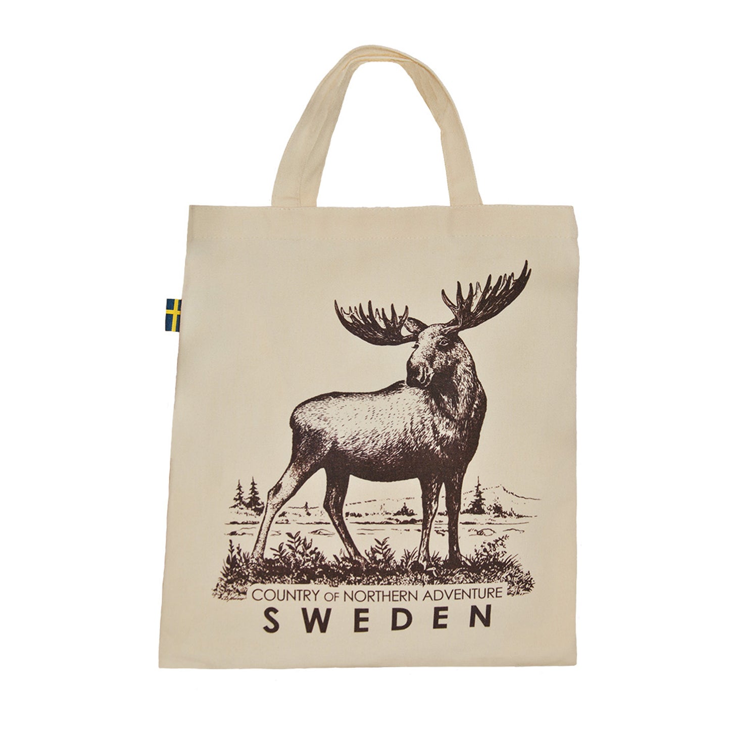 Tygkasse med älgmotiv och texten "Sweden – country of northern adventure", samt en svensk flagga i kanten.