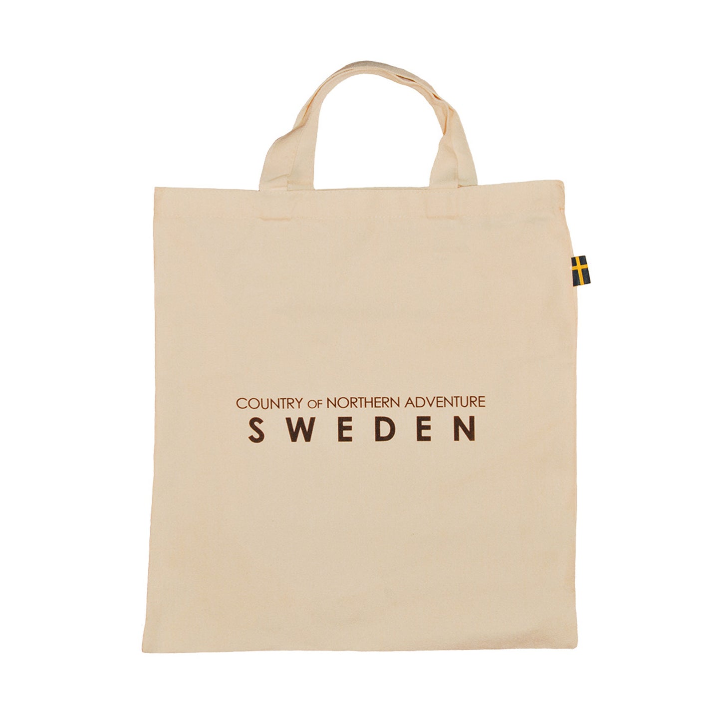 Baksida av tygkasse med älgmotiv. Baksidan pryds av texten "Sweden – country of northern adventure". En liten svensk flagga är fastsydd i ena kanten av väskan.