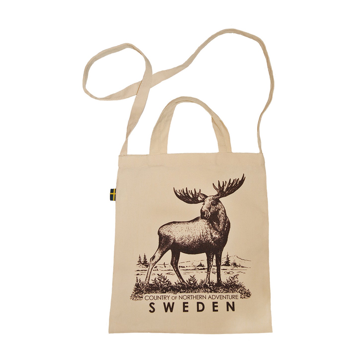 Tygkasse med älgmotiv och texten "Sweden – country of northern adventure", samt en svensk flagga i kanten. Praktisk design med både korta och långa handtag – en funktionell och stilren souvenir från Sverige.
