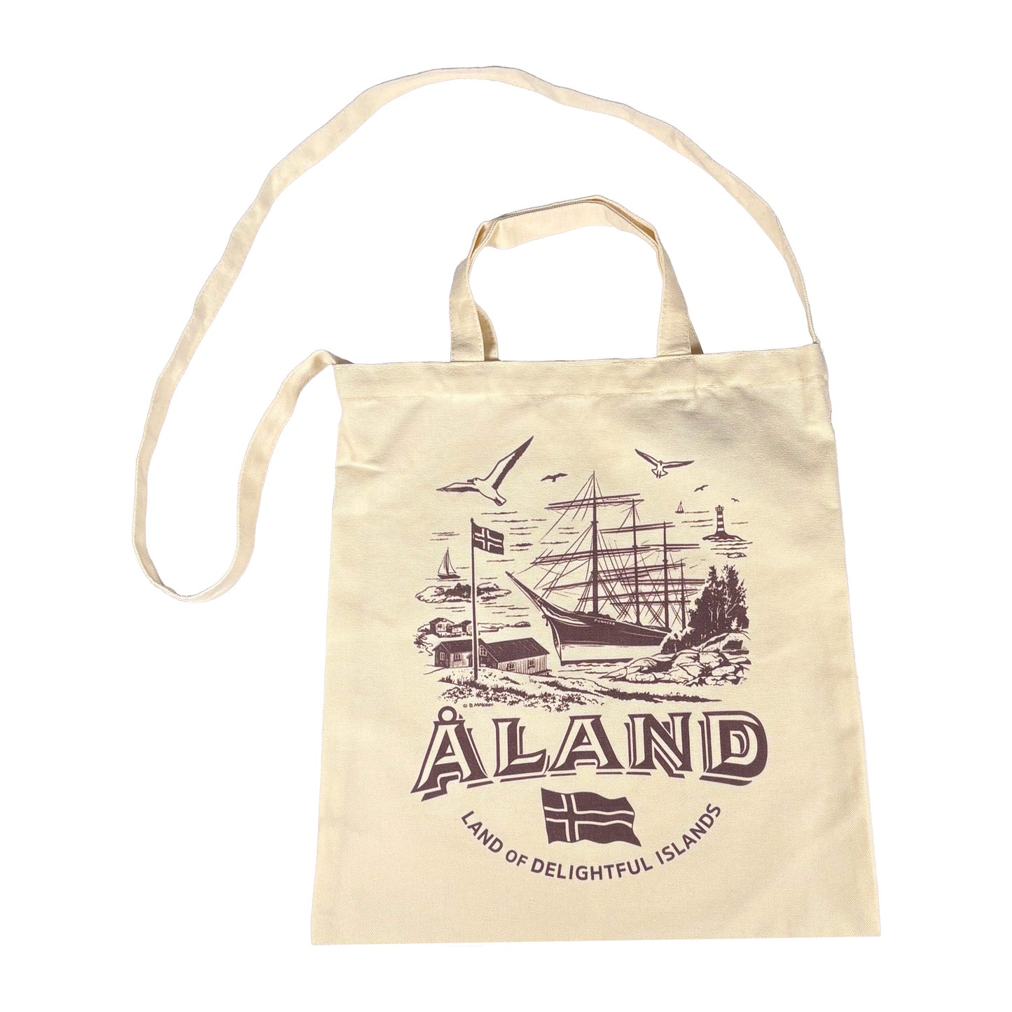 Tygkasse med Ålandsmotiv och längre bärrem för enkel och bekväm transport, perfekt som souvenir eller för vardagligt bruk.