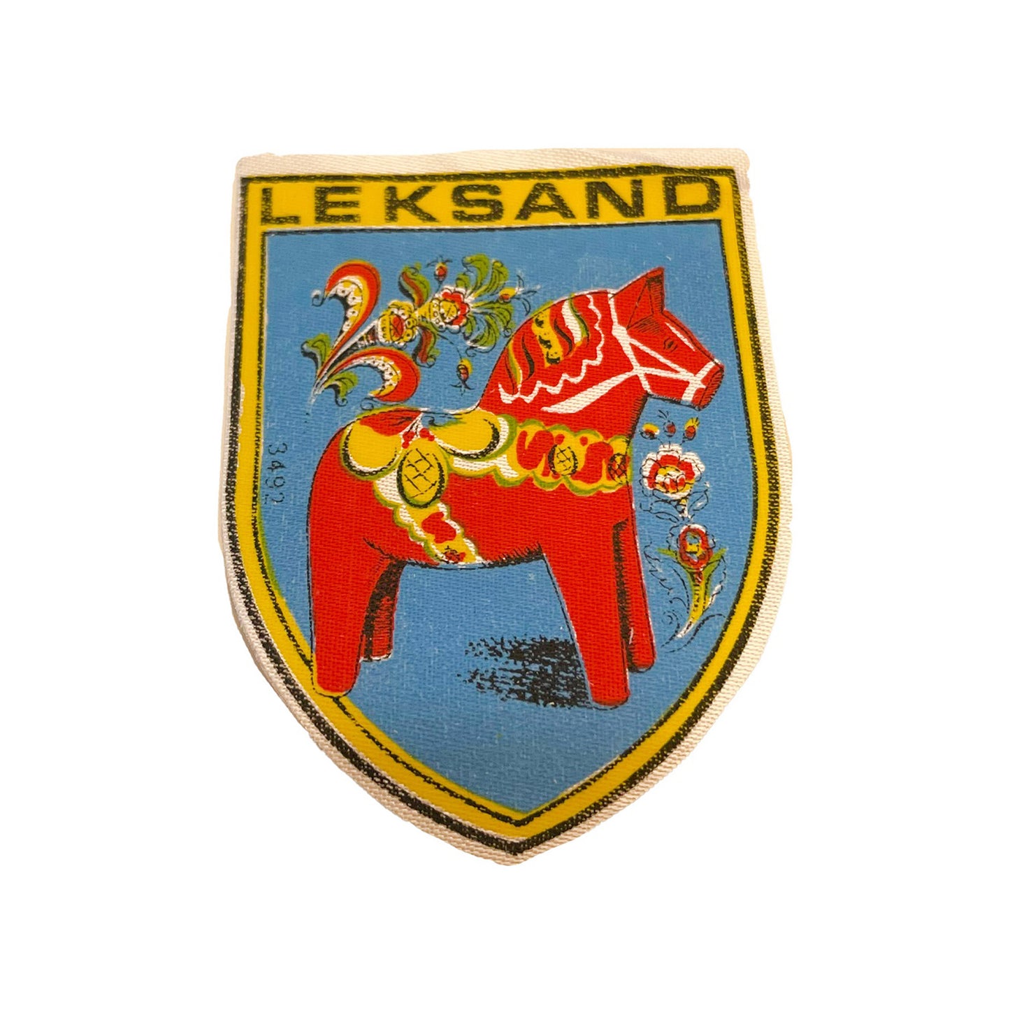 Tygmärke med motiv av en klassisk dalahäst från Leksand – vintage souvenirpatch, 60x82 mm, perfekt att sy fast på jacka, väska eller ryggsäck.