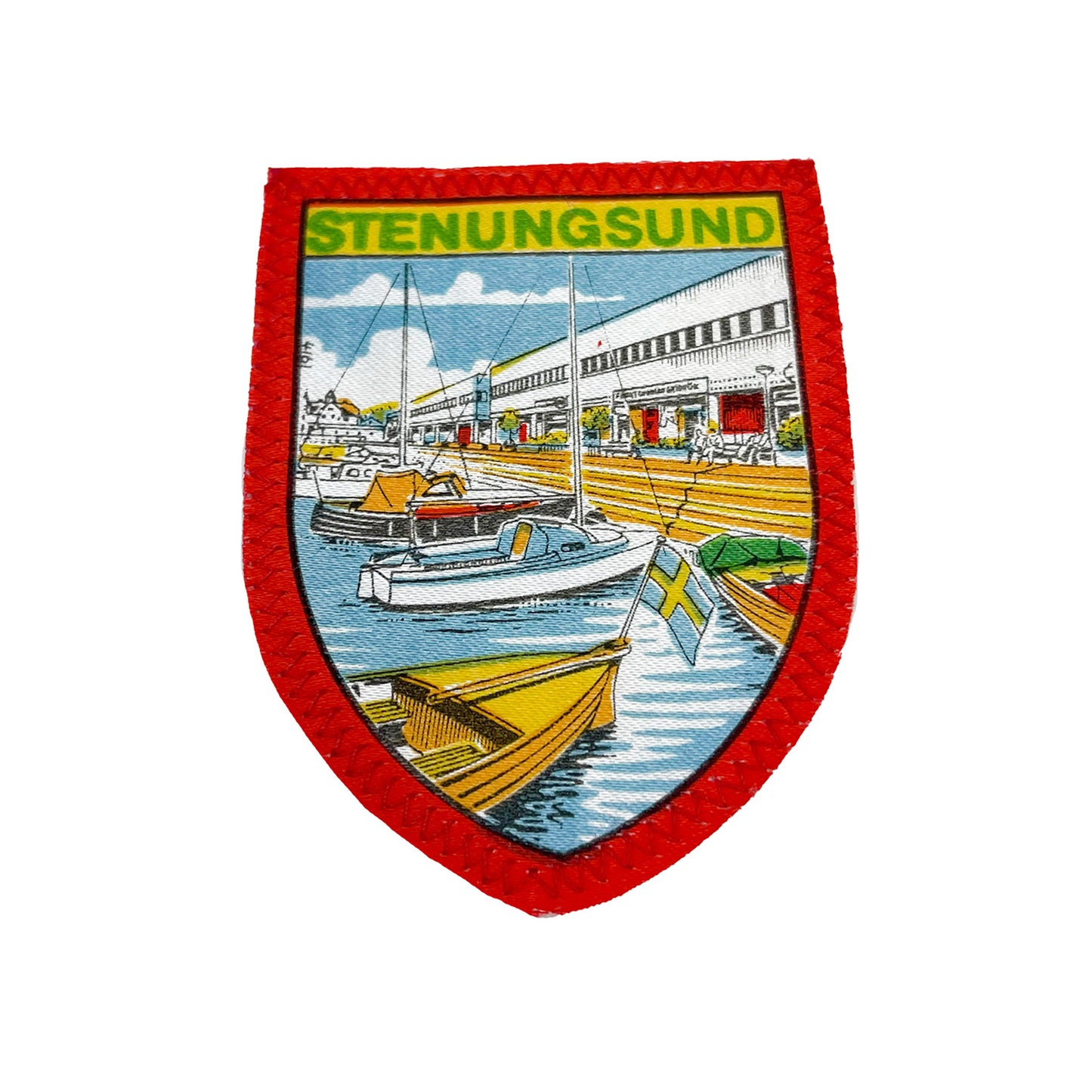 Tygmärke med motiv från Stenungsund – klassiskt souvenirmärke i vintage stil, 60x82 mm, perfekt att sy fast på jacka, väska eller ryggsäck.