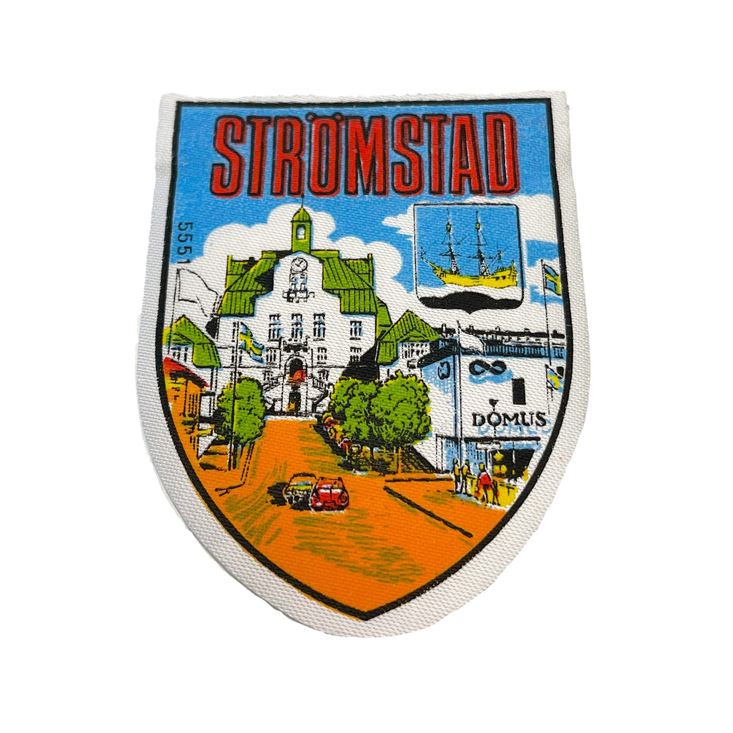 Tygmärke med motiv från Strömstad – klassiskt souvenirmärke i vintage stil, 60x82 mm, perfekt att sy fast på jacka, väska eller ryggsäck.