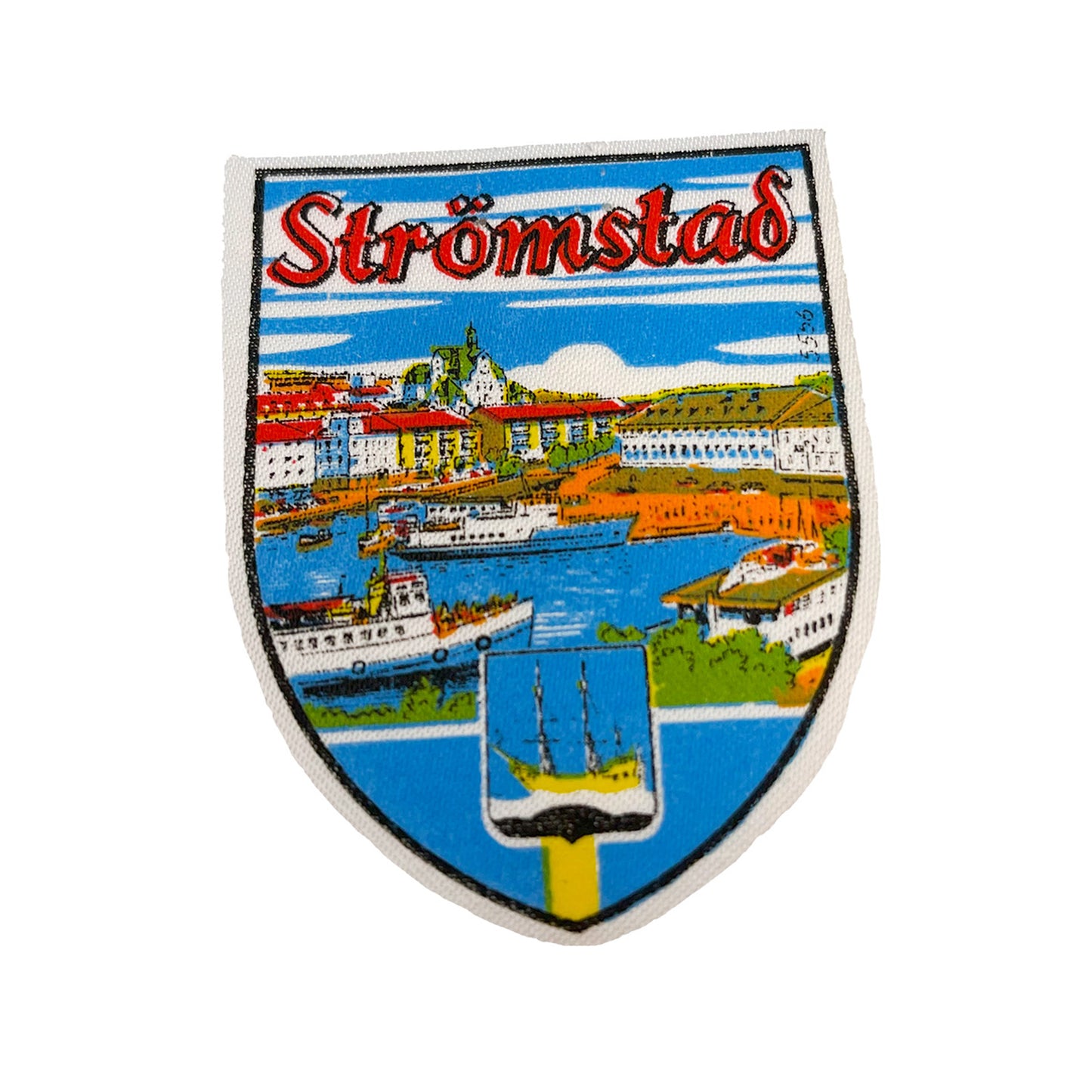 Tygmärke med motiv av Strömstads hamn – klassiskt souvenirmärke i vintage stil, 60x82 mm, perfekt att sy fast på jacka eller väska.