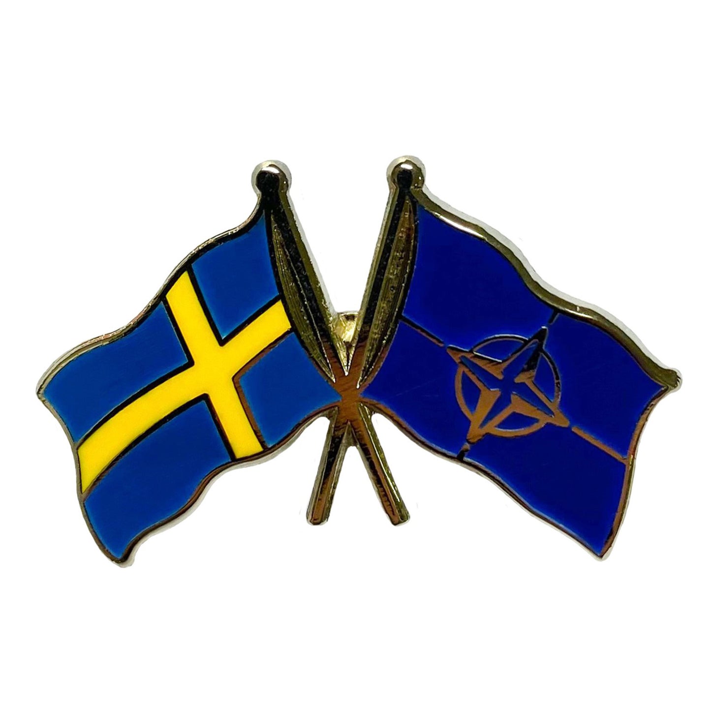 Vänskapspin i emalj med svenska och NATO flaggan bredvid varandra.