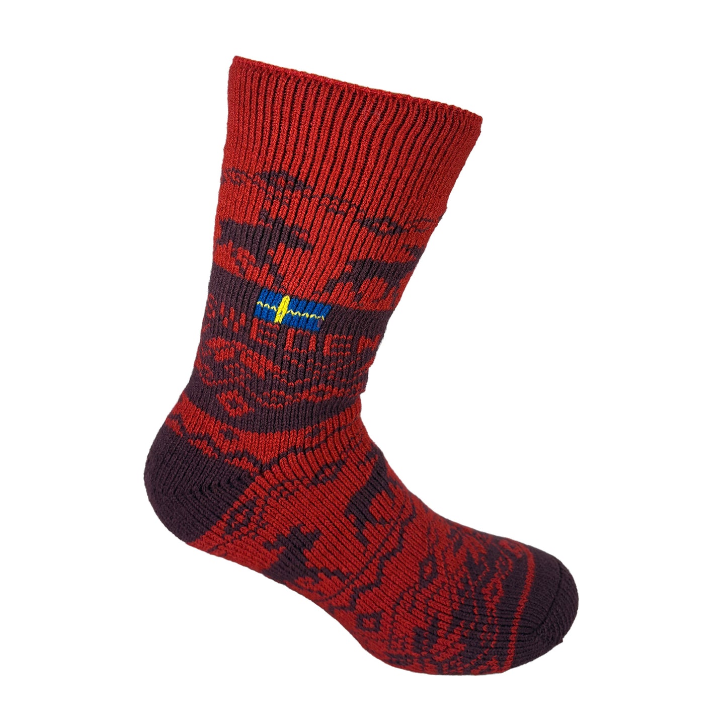 Röd stickad socka med vinrött älgmönster, texten SWEDEN och svensk flagga. Mysig och varm strumpa.