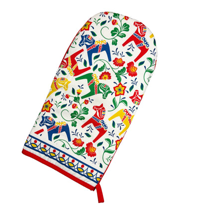 Vit grytvante med färgglada och lekfulla Dalahästar – en tålig och dekorativ detalj som för in svensk tradition i köket.