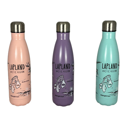Tre vattenflaskor i rosa, lila och ljusblått – alla med svartvita illustrationer  inspirerade av Lappland.