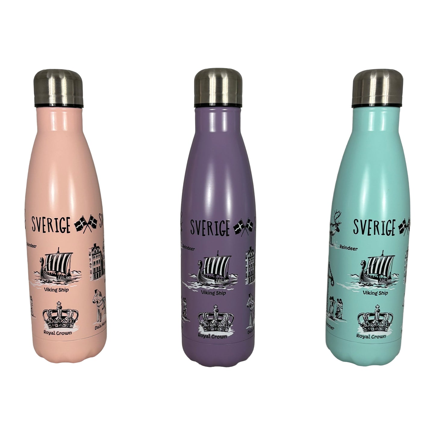 Tre vattenflaskor i lila, rosa och ljusblått – alla med svenska symboler i svartvitt och texter som "Sweden" och "Sverige".