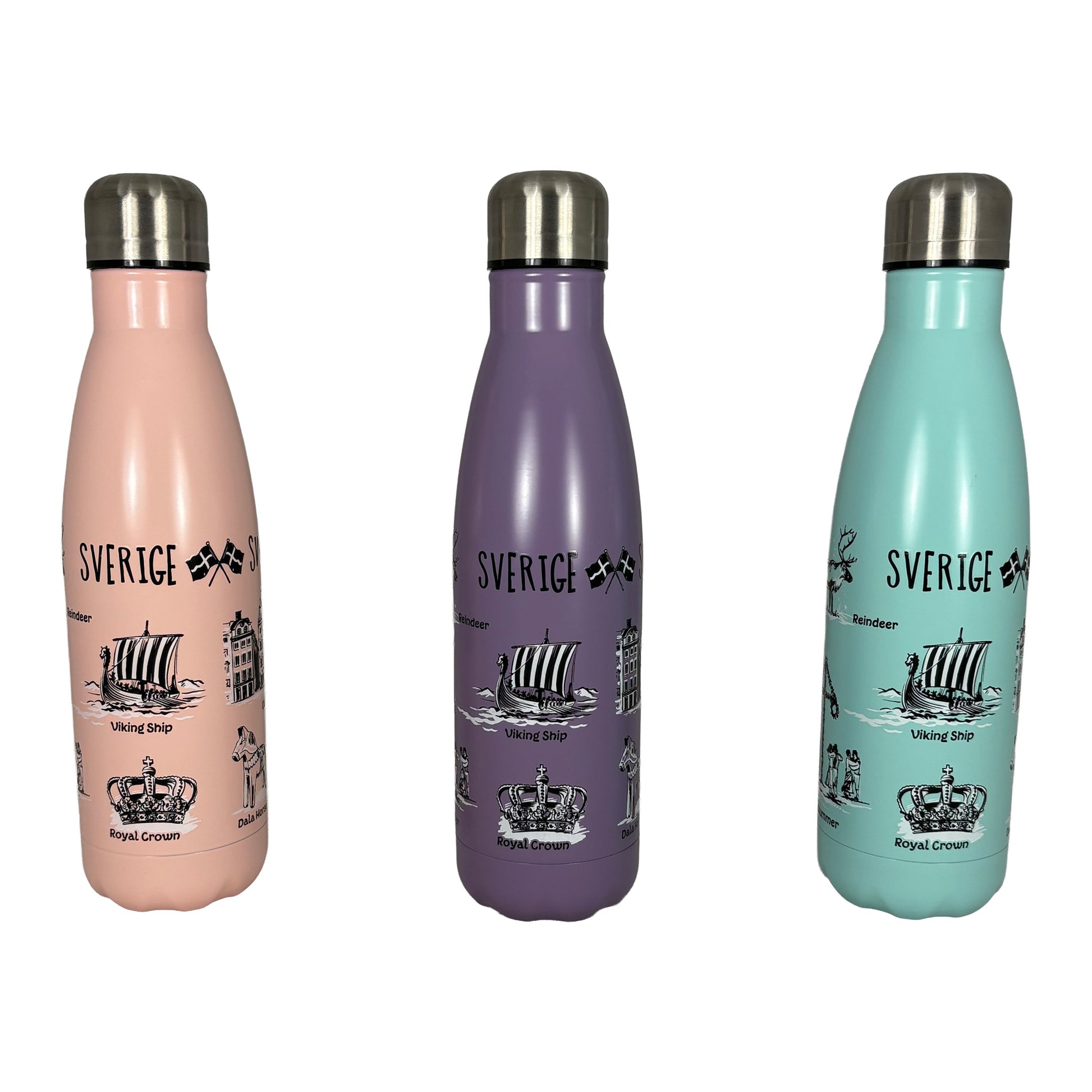 Tre vattenflaskor i lila, rosa och ljusblått – alla med svenska symboler i svartvitt och texter som "Sweden" och "Sverige".