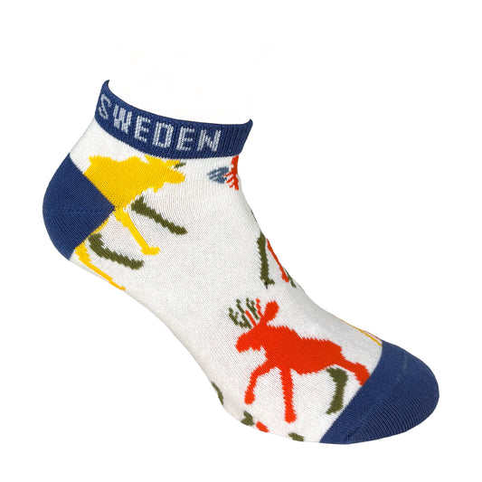 Vit ankelsocka med blå tå och häl och en blå rand överst med texten "SWEDEN". Den vita sockan är dessutom dekorerad med färgglada älgar. 