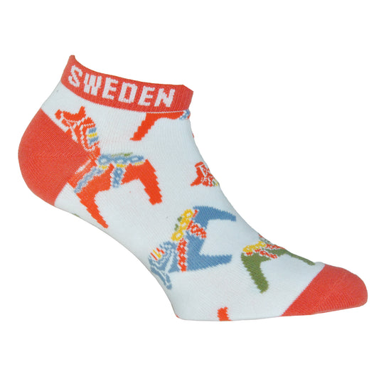 Vit ankelsocka med röd häl och tå, samt en röd rand med texten "Sweden". Dekorerad med färgglada dalahästar – en kort svensk souvenirstrumpa med traditionellt motiv.