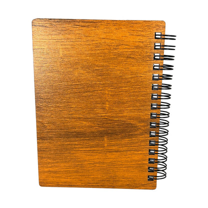 Baksidan av anteckningsblocket i träimitation som ger ett rustikt och naturligt intryck.