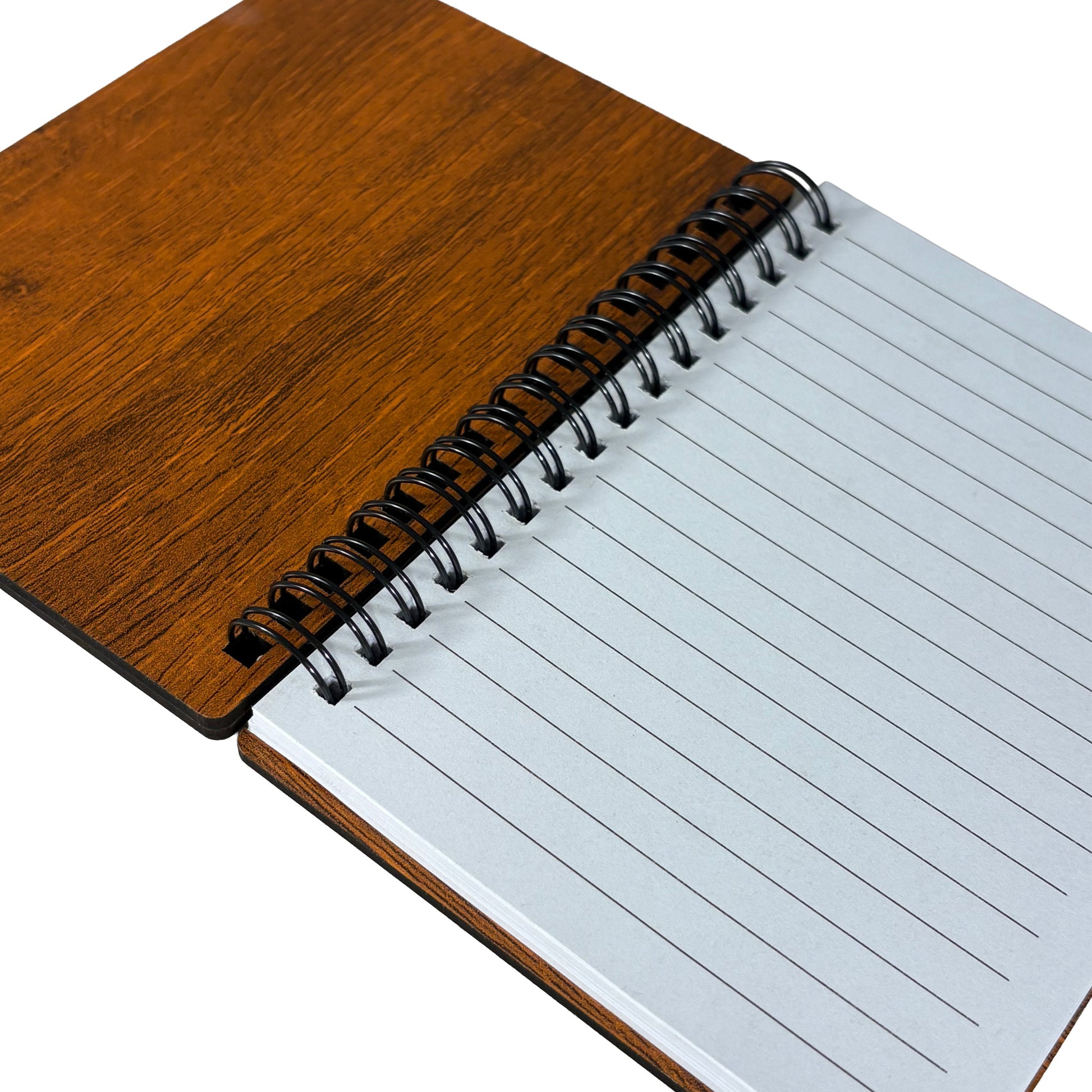 Inuti anteckningsblocket – linjerade sidor i ljust papper, redo för anteckningar och skisser.