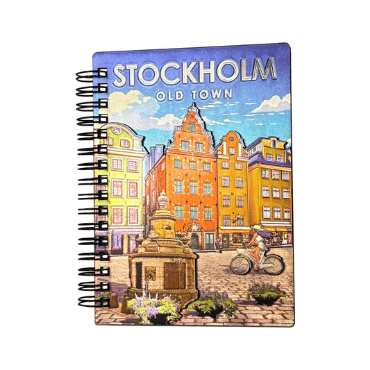 Anteckningsblock med omslag föreställande Stortorget i Gamla stan, Stockholm – färgglada fasader i klassisk stil.