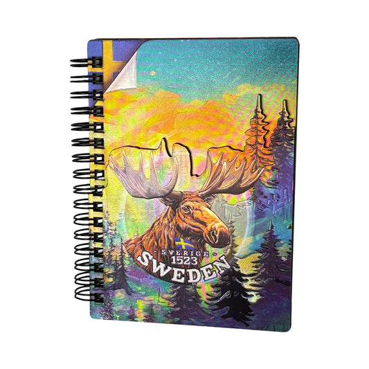 Anteckningsblock med omslag som visar en illustration av en älg och texten "Sweden". 

