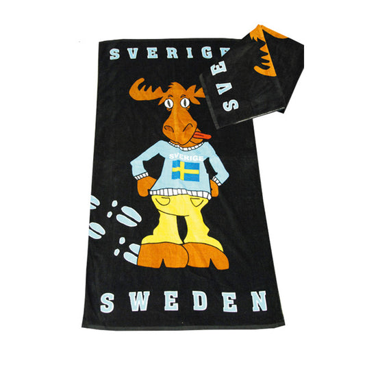 Svart badhandduk med en skojig tecknad älg och texten "Sverige-Sweden".