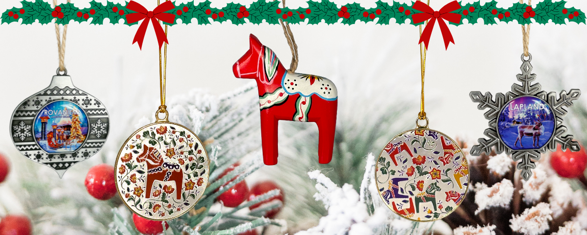 Banner till startsidan med fem stycken juldekorationer hängandes från en girlang, tre med motiv på dalahästar, en med motiv från Rovaniemi och en med motiv från Lappland. 