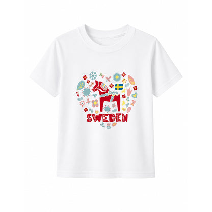 Vit barn t-shirt med motiv av dalahäst och texten "Sweden". Dalahästen är omgiven av blommor och blad som tillsammans formar ett hjärta. 